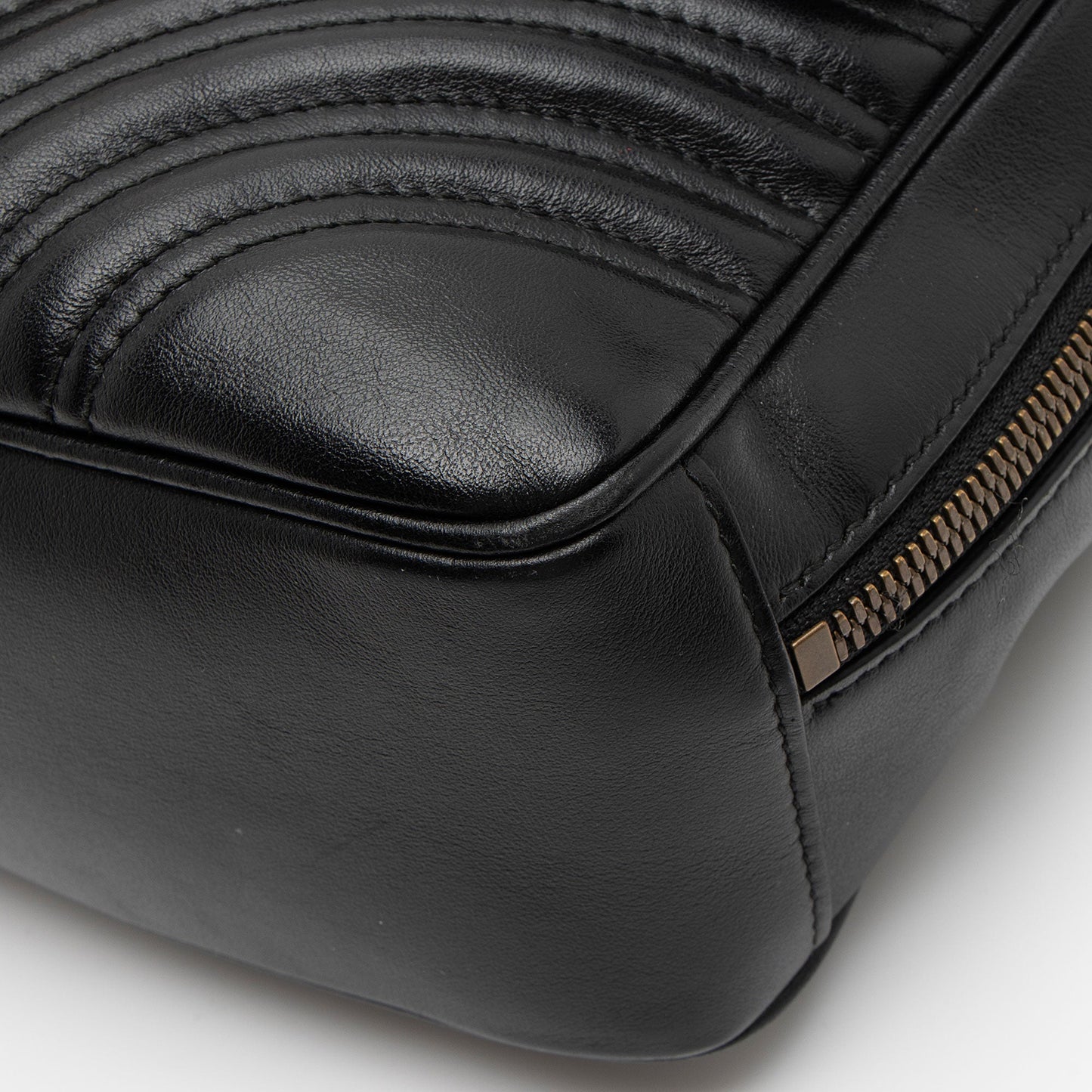 Gucci Matelasse Leather GG Marmont Zip Around Top Handle (SHF-aqAv76)