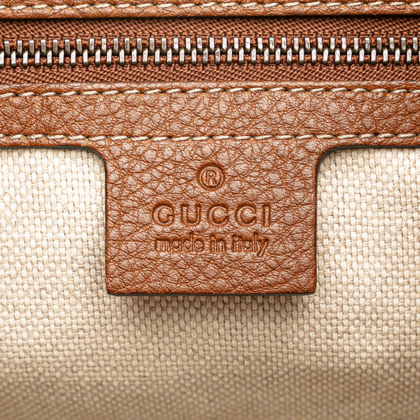 Gucci Medium Canvas Soho Chain Tote (SHG-jgKA4a)