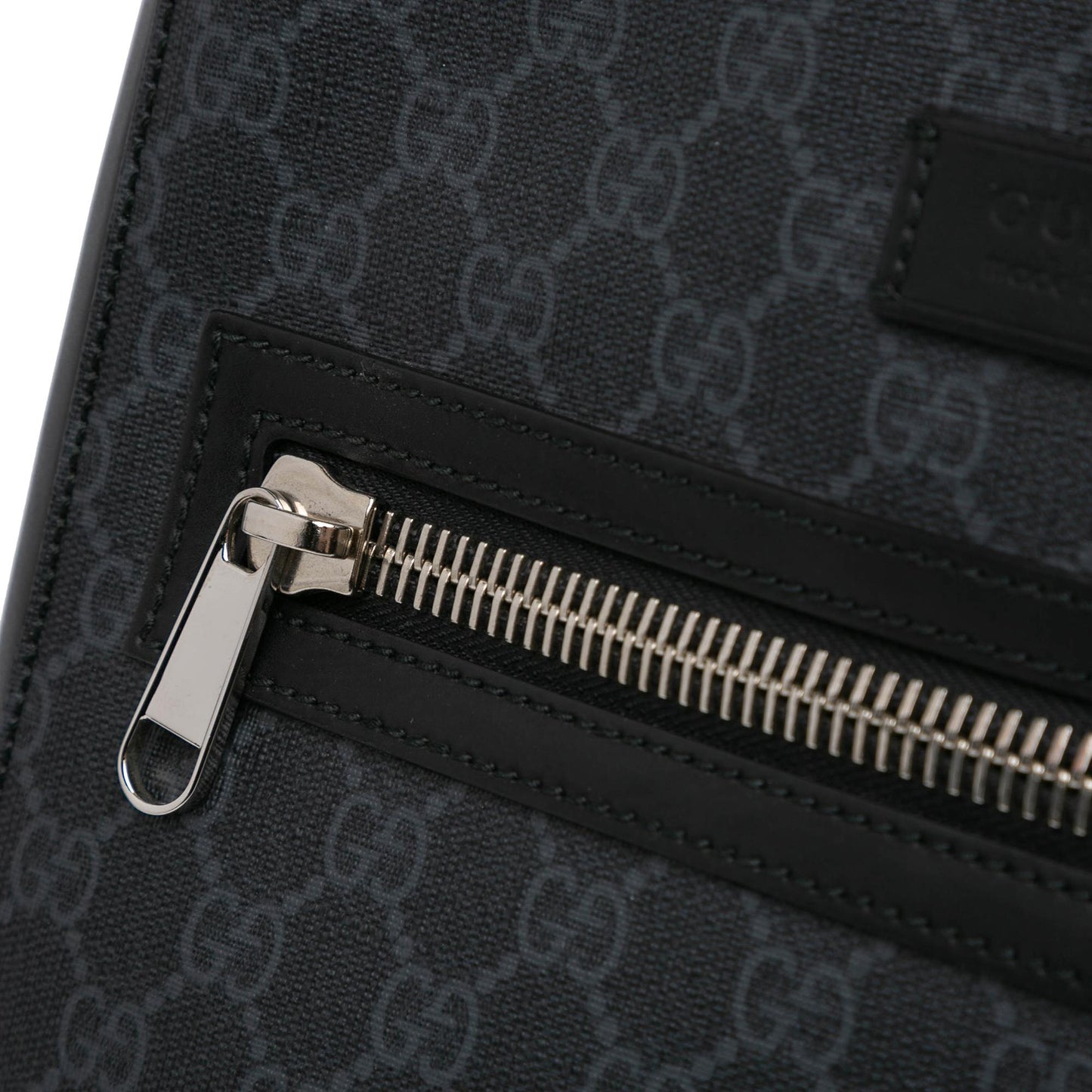 Gucci Medium GG Supreme Crossbody (SHG-f3rHKp)