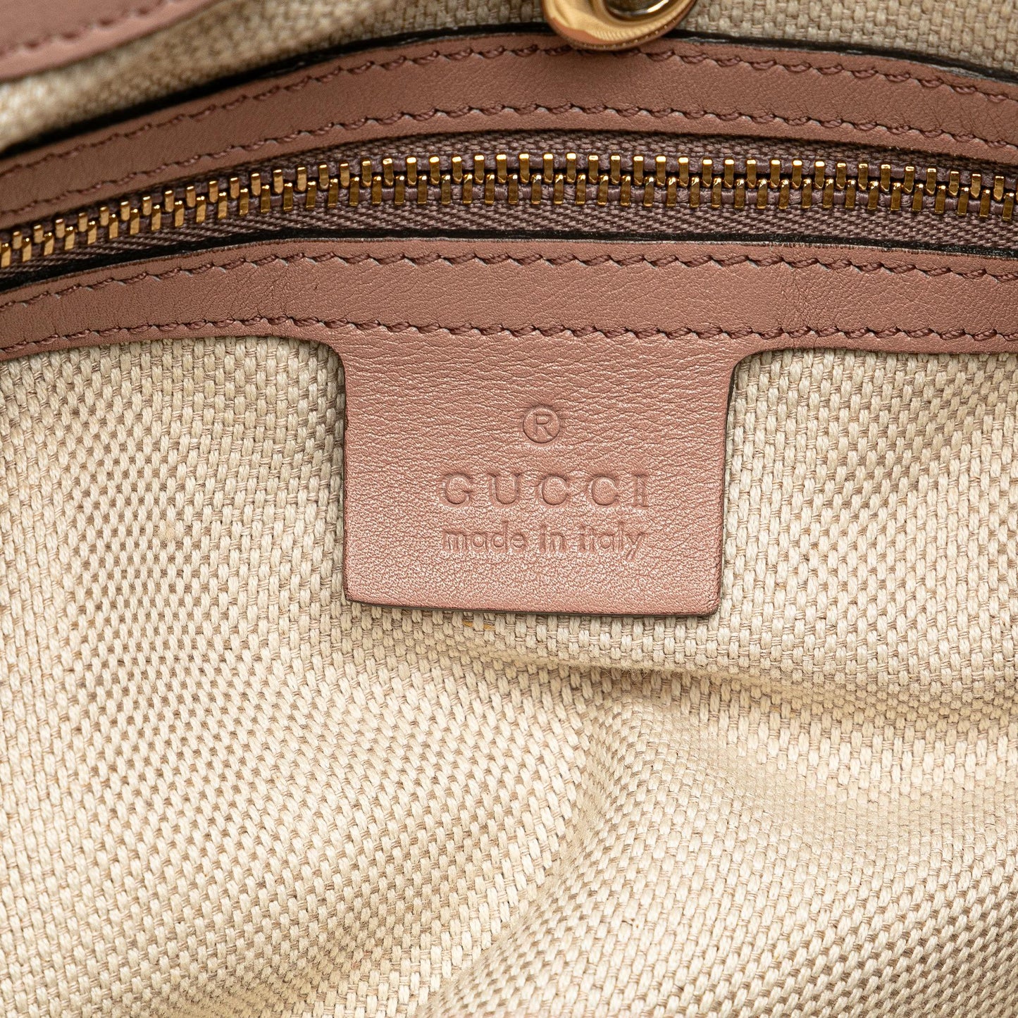 Gucci Medium Patent Soho Chain Tote (SHG-wf1hvh)