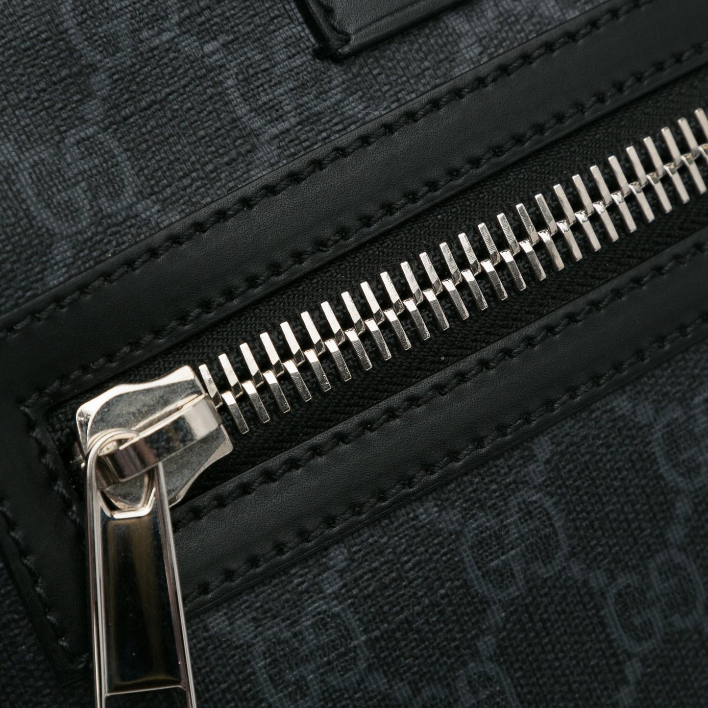 Gucci Small GG Supreme Messenger Bag (SHG-v3moky)