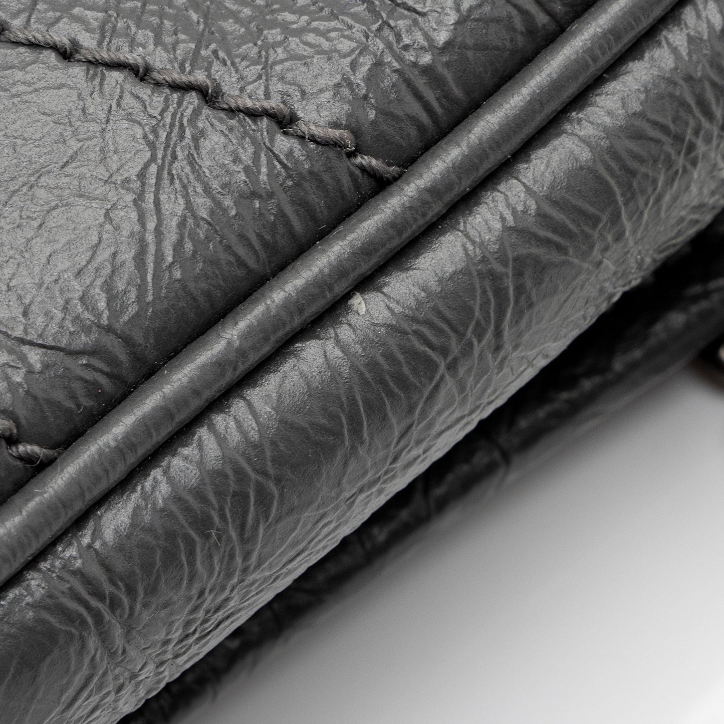 Saint Laurent Crinkled Calfskin Monogram Niki Chain Wallet (SHF-9O6DRW)
