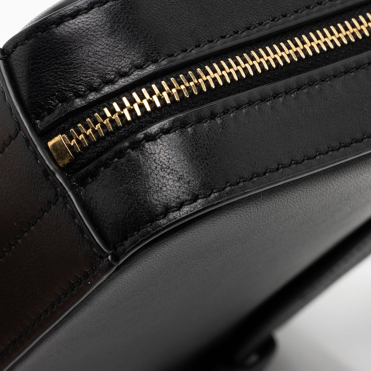 Saint Laurent Matalasse Calfskin Monogram Vicky Belt Bag (SHF-UFp2hO)