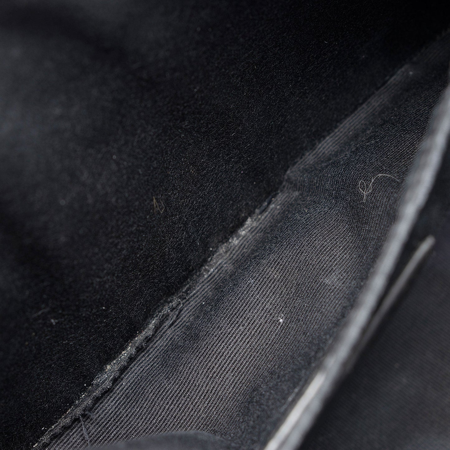 Saint Laurent Matelasse Calfskin Matte Black Monogram Lou Camera Bag (SHF-APSLqT)