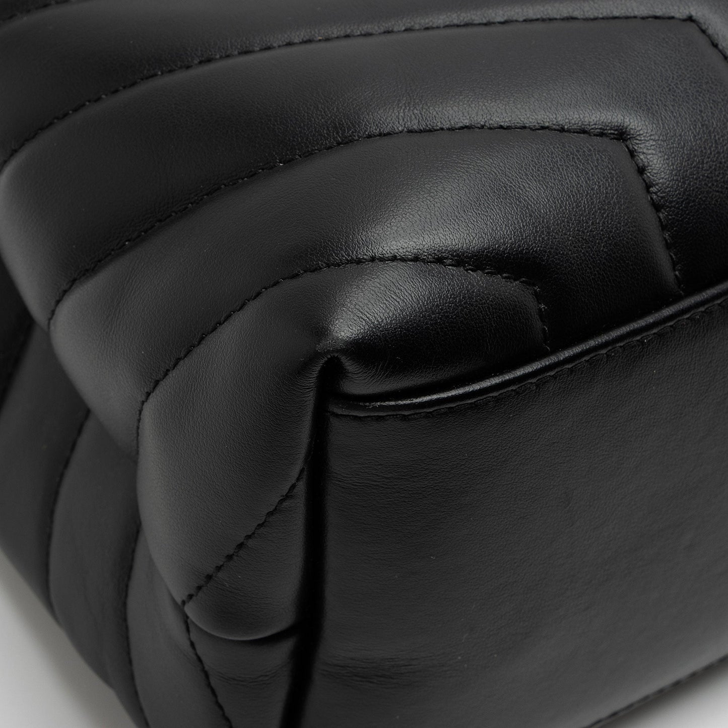 Saint Laurent Matelasse Calfskin Monogram LouLou Chain Medium Shoulder Bag (SHF-pHhqQ4)
