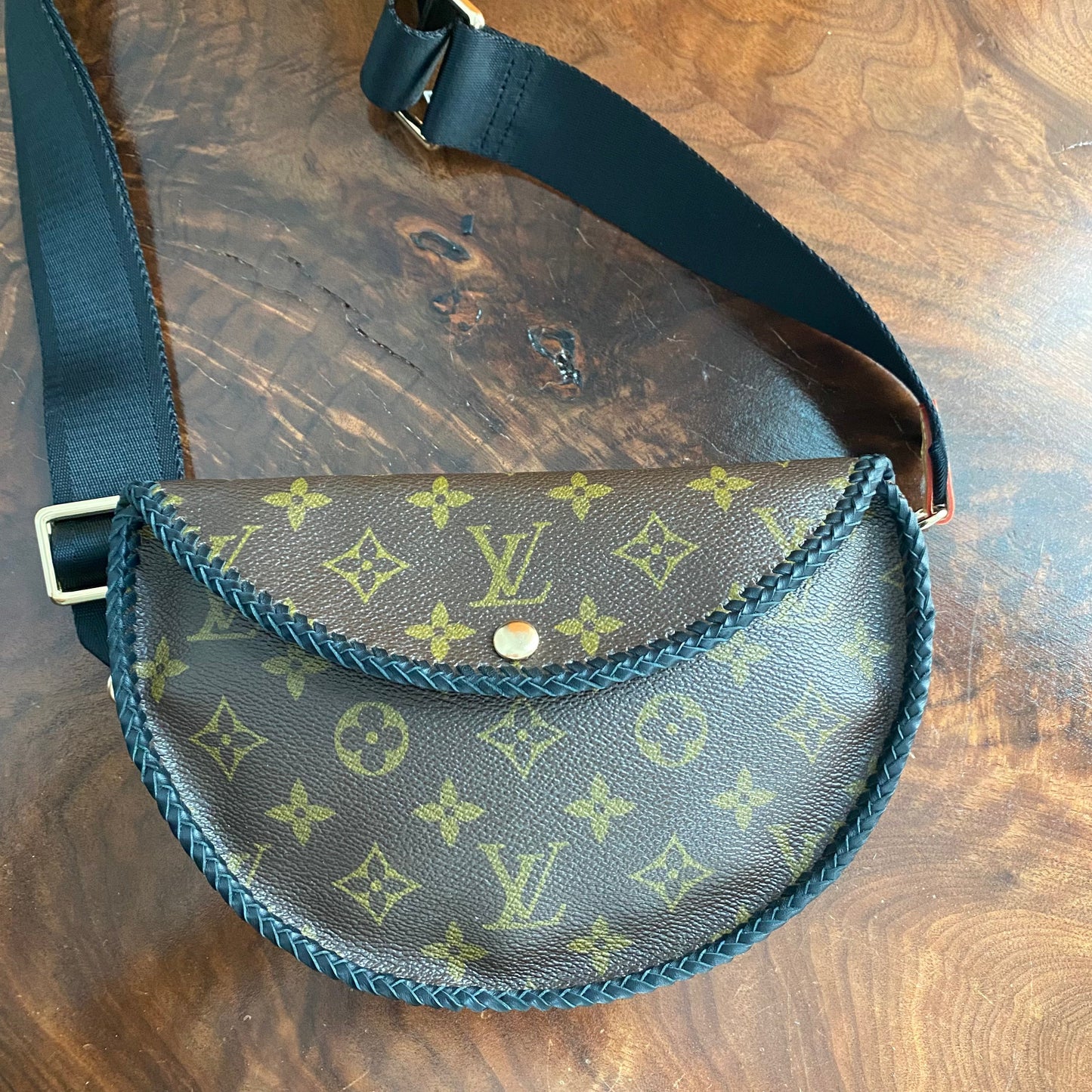 The Dove -Orvis bags Monogram in Black Sling/Crossbody/Shoulder Bag
