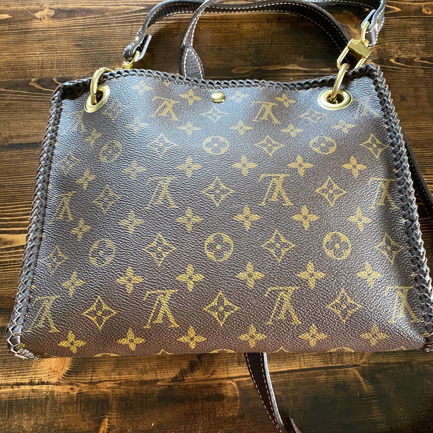 The Swan -Orvis bags Monogram Crossbody