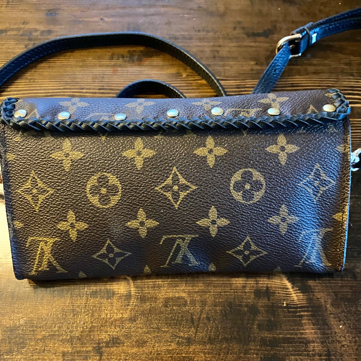 The Junco Crossbody Bag -Orvis bags Monogram in Black