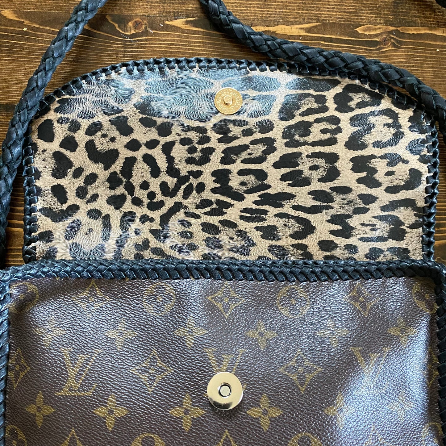 The Swan Messenger -Orvis bags Monogram in Black Crossbody