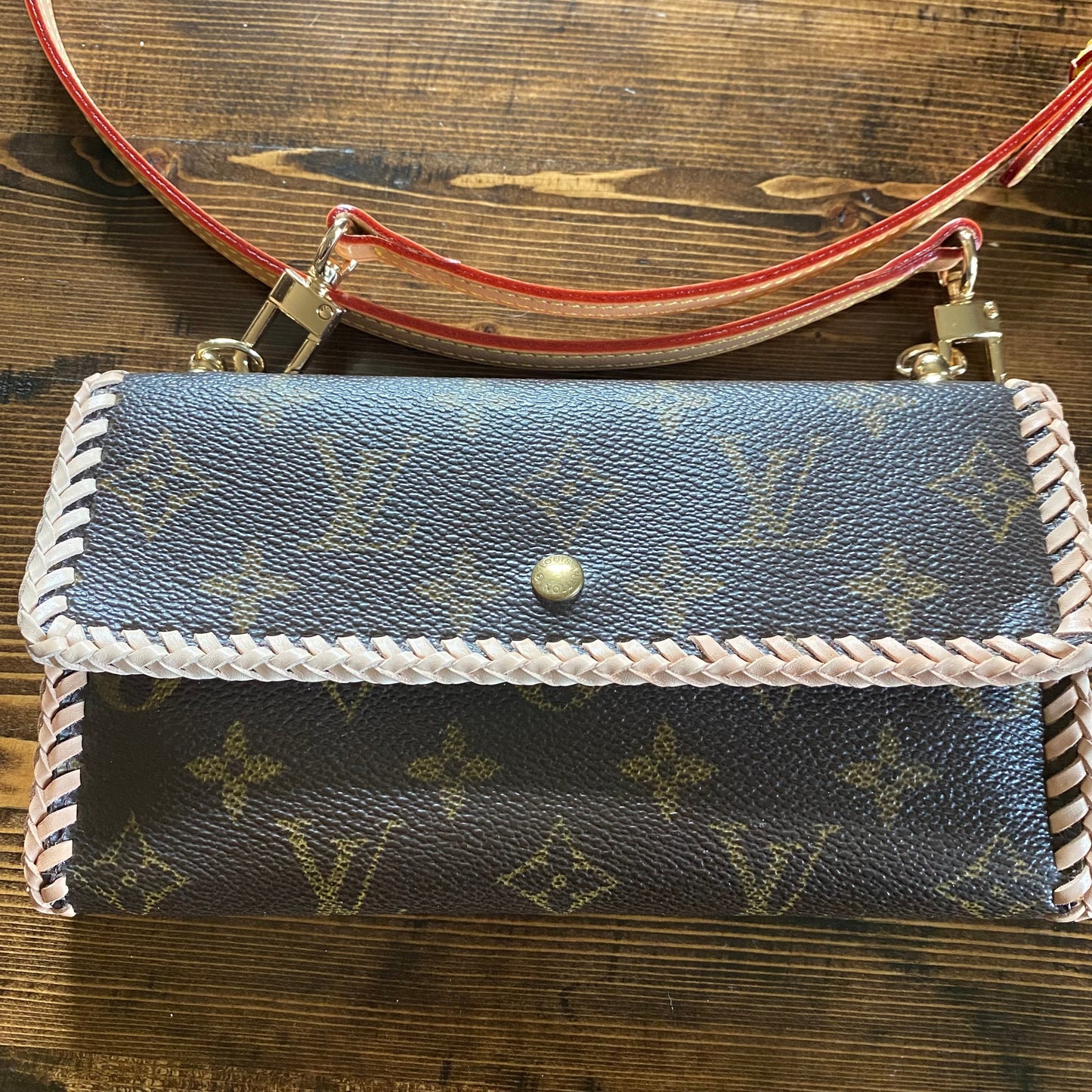 The Junco Wallet Crossbody -Orvis bags Monogram in Vachetta