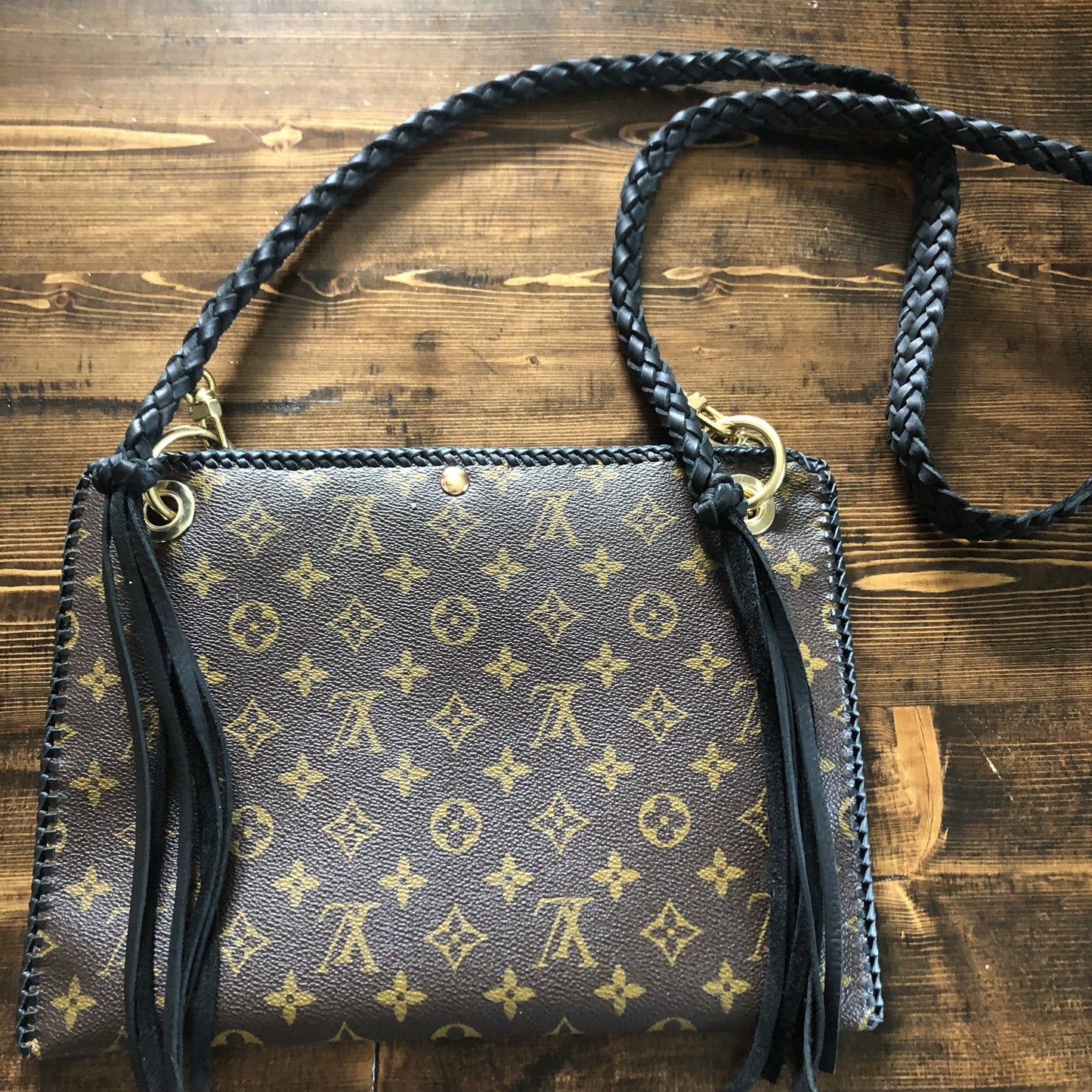 The XL Nuthatch -Orvis bags Monogram in Black Crossbody