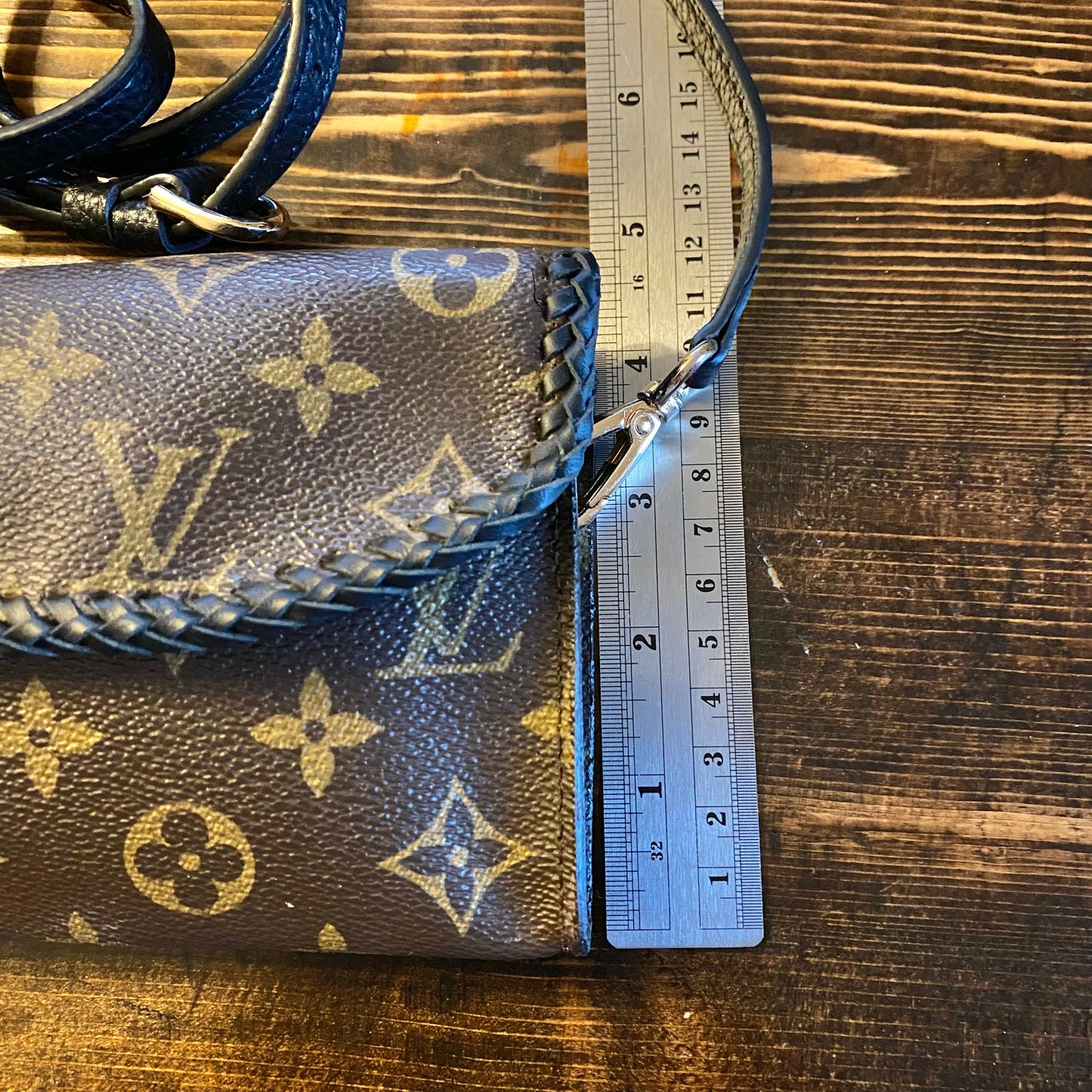 The Junco Crossbody Bag -Orvis bags Monogram in Black