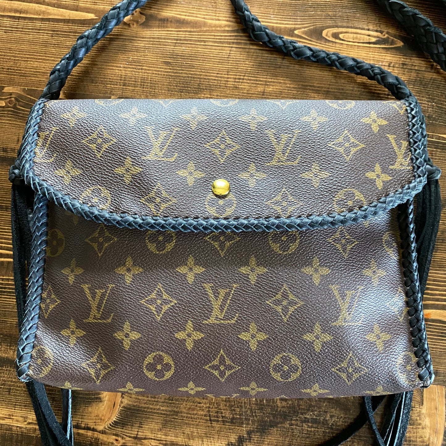 The Swan Messenger -Orvis bags Monogram in Black Crossbody