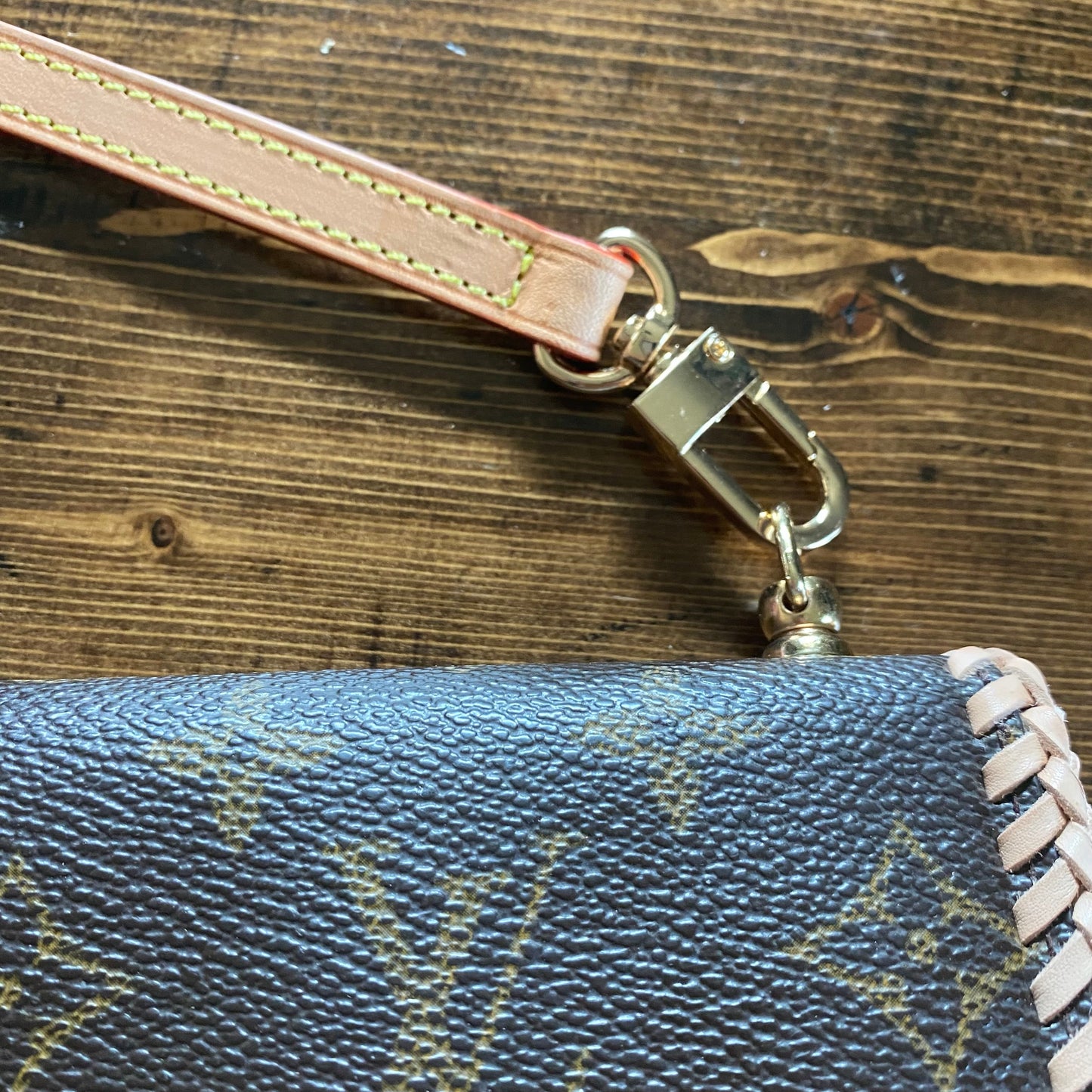 The Junco Wallet Crossbody -Orvis bags Monogram in Vachetta