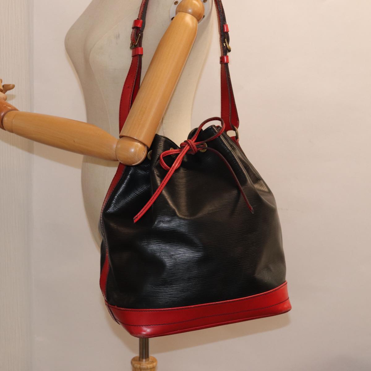 Louis Vuitton Noe Black Leather Shoulder Bag