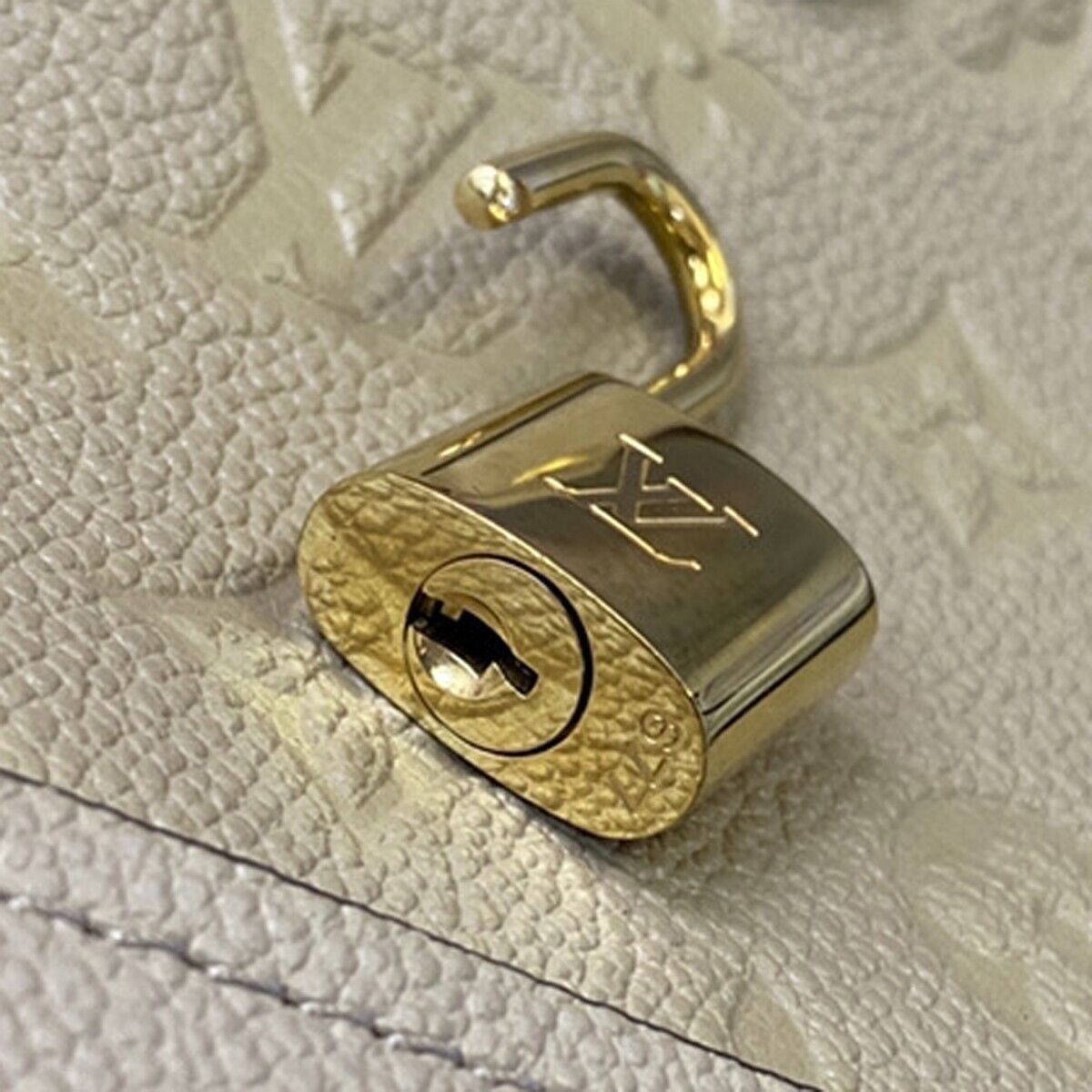 Louis Vuitton Neo Alma Ecru Gold Plated Handbag