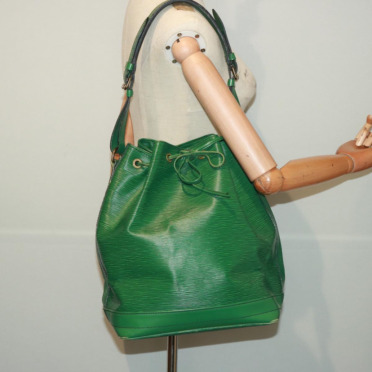 Louis Vuitton Noé Green Leather Shoulder Bag