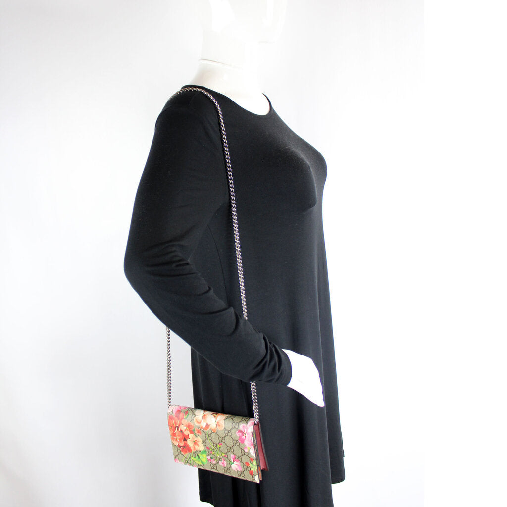402724 Blooms Chain Wallet