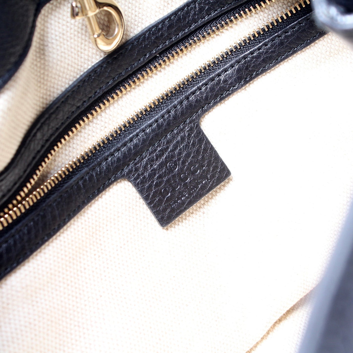 308982 Soho Leather Shoulder Medium