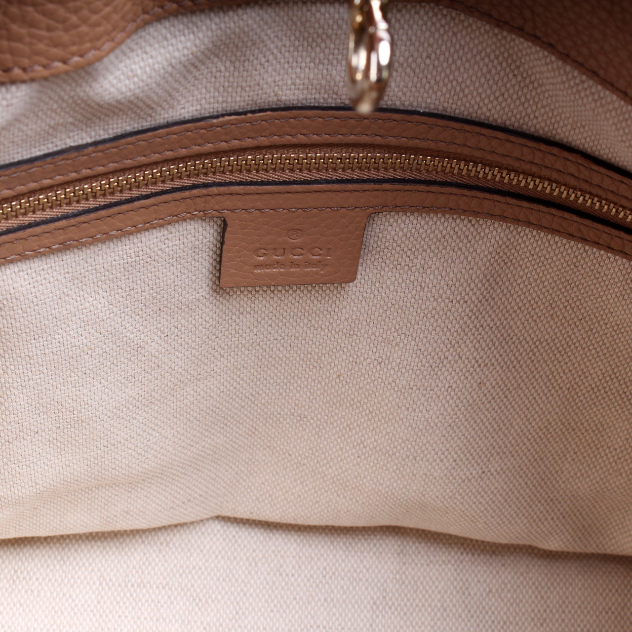 308982 Soho Leather Shoulder Medium