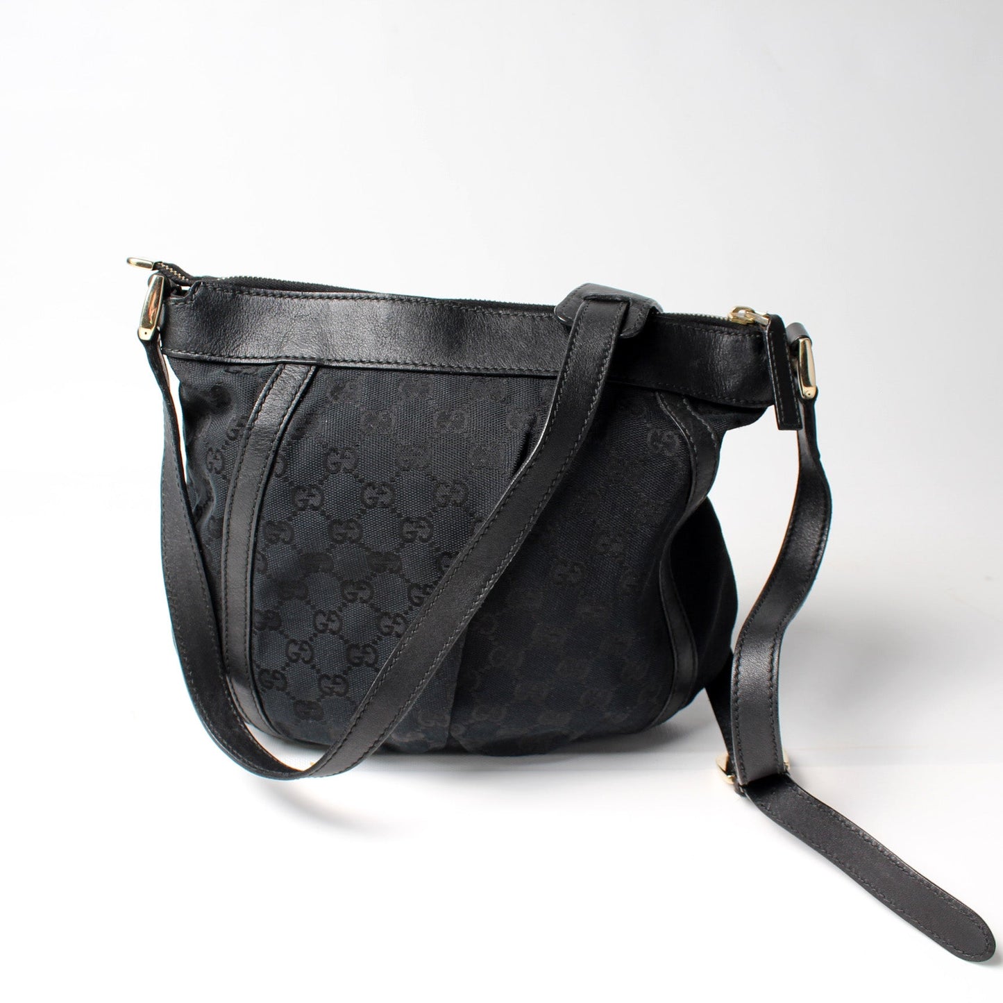203257 D Ring Crossbody