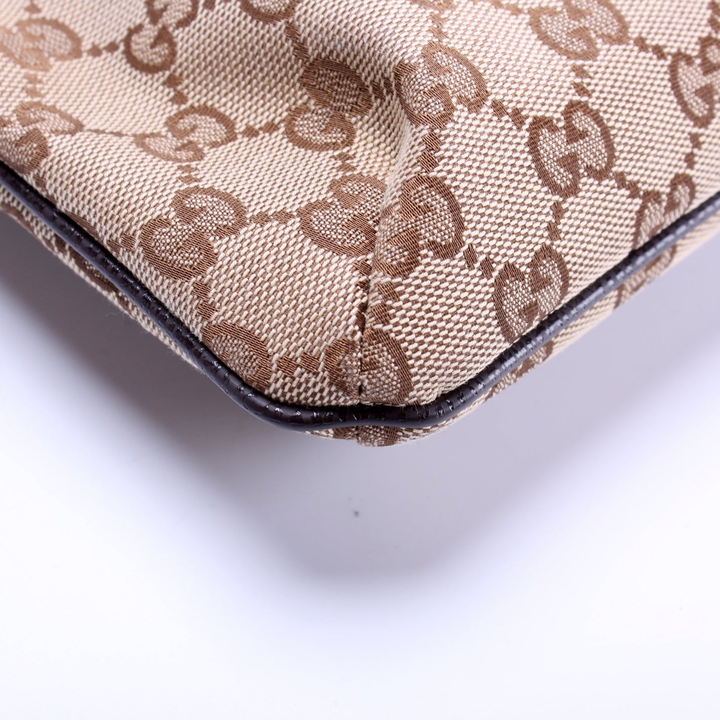 189749 Shelly Web Shoulder