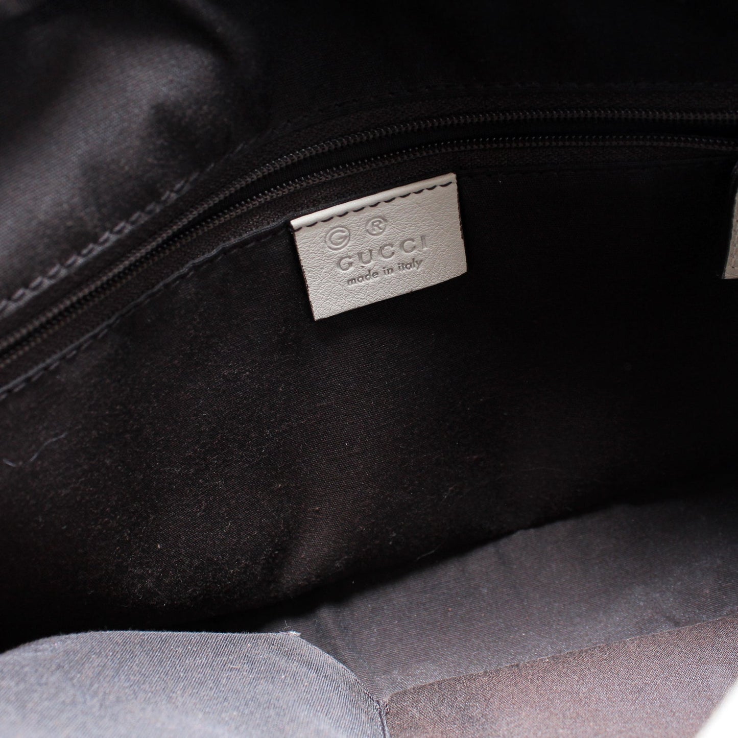 292900 GG Leather Crest Shoulder Bag