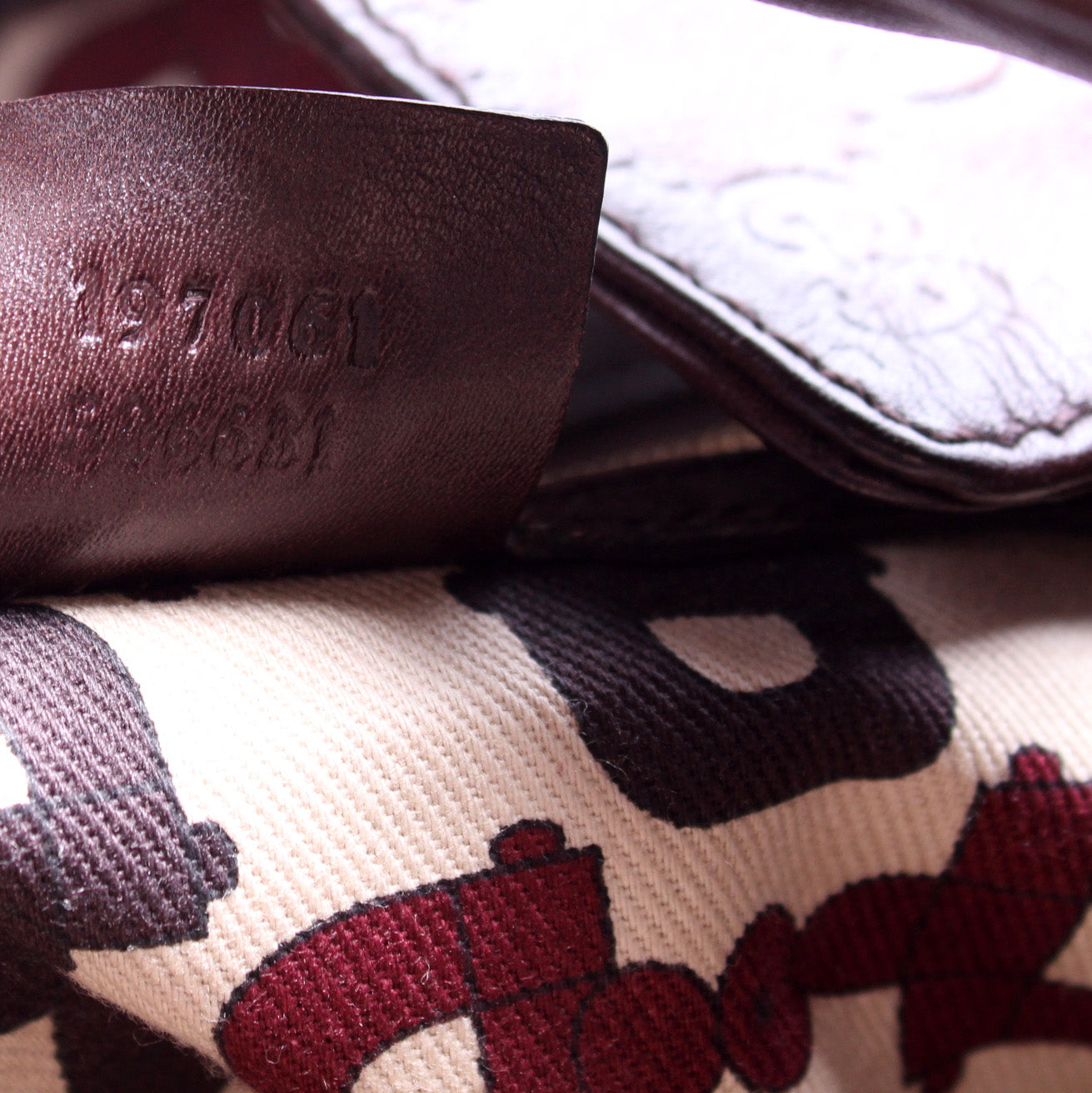 197061 GG Leather Hysterior Medium Shoulder Bag