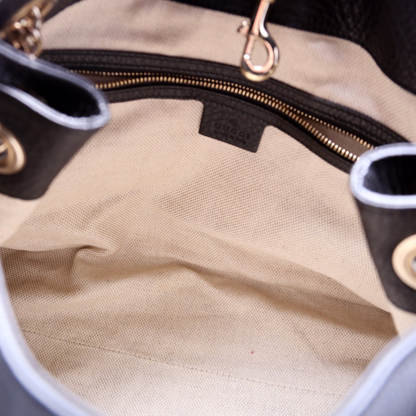 308982 Soho Leather Shoulder Medium