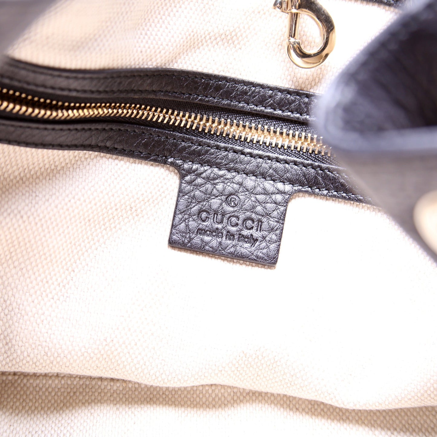 308982 Soho Leather Shoulder Medium