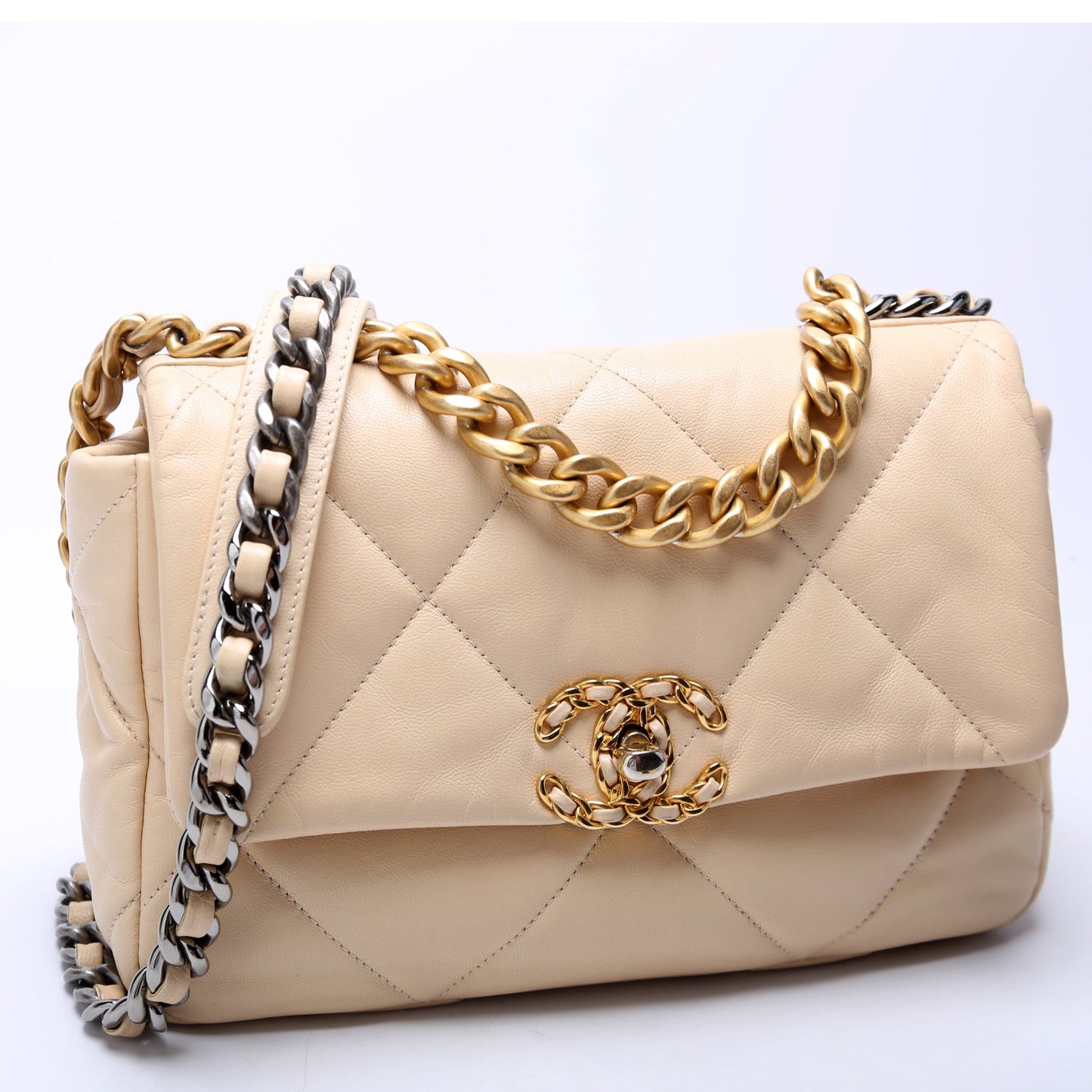 19 Medium Flap Quilted Goatskin 28M Beige
