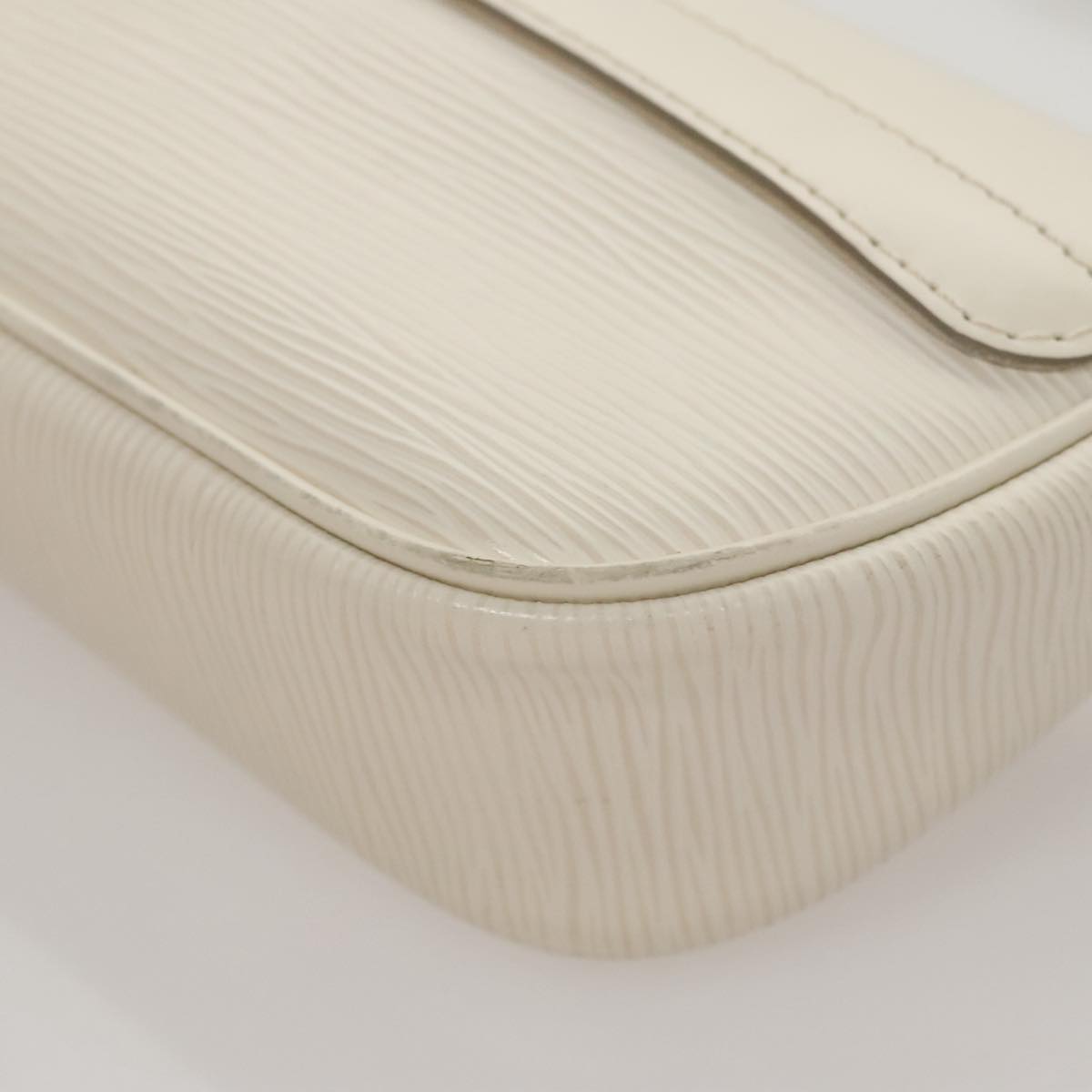 Louis Vuitton Montaigne White Leather Shoulder Bag