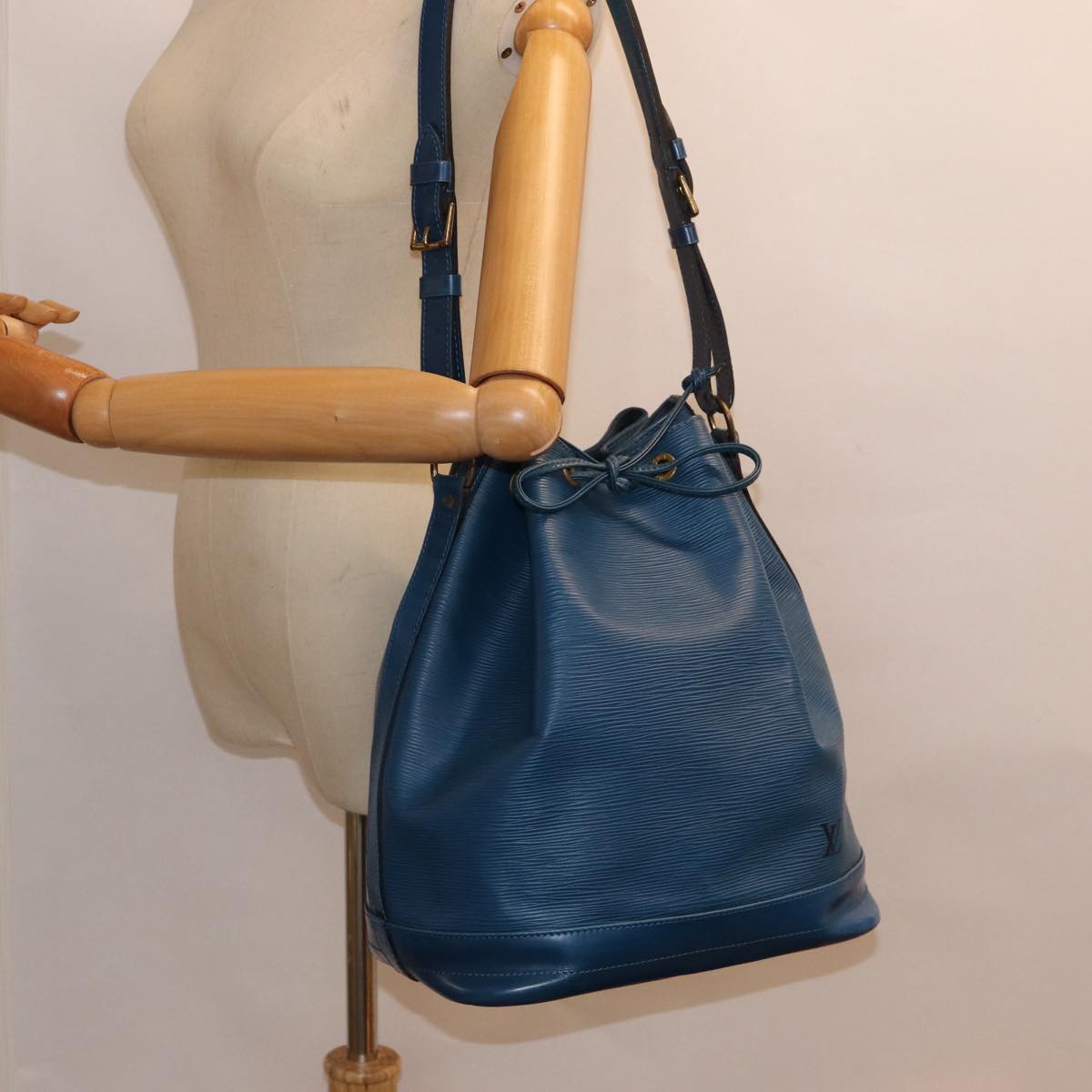 Louis Vuitton Noé Blue Leather Shoulder Bag