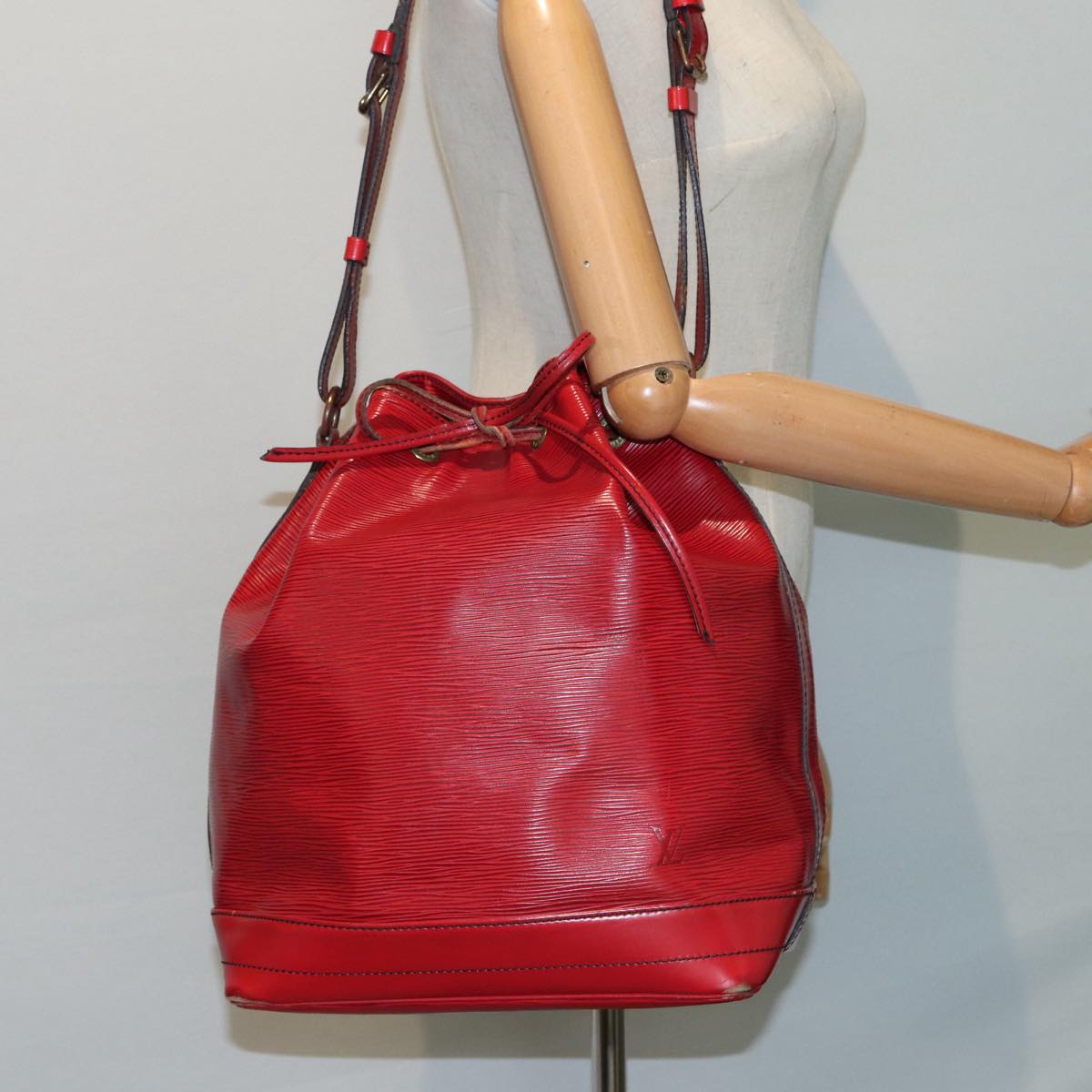 Louis Vuitton Noe Red Leather Shoulder Bag