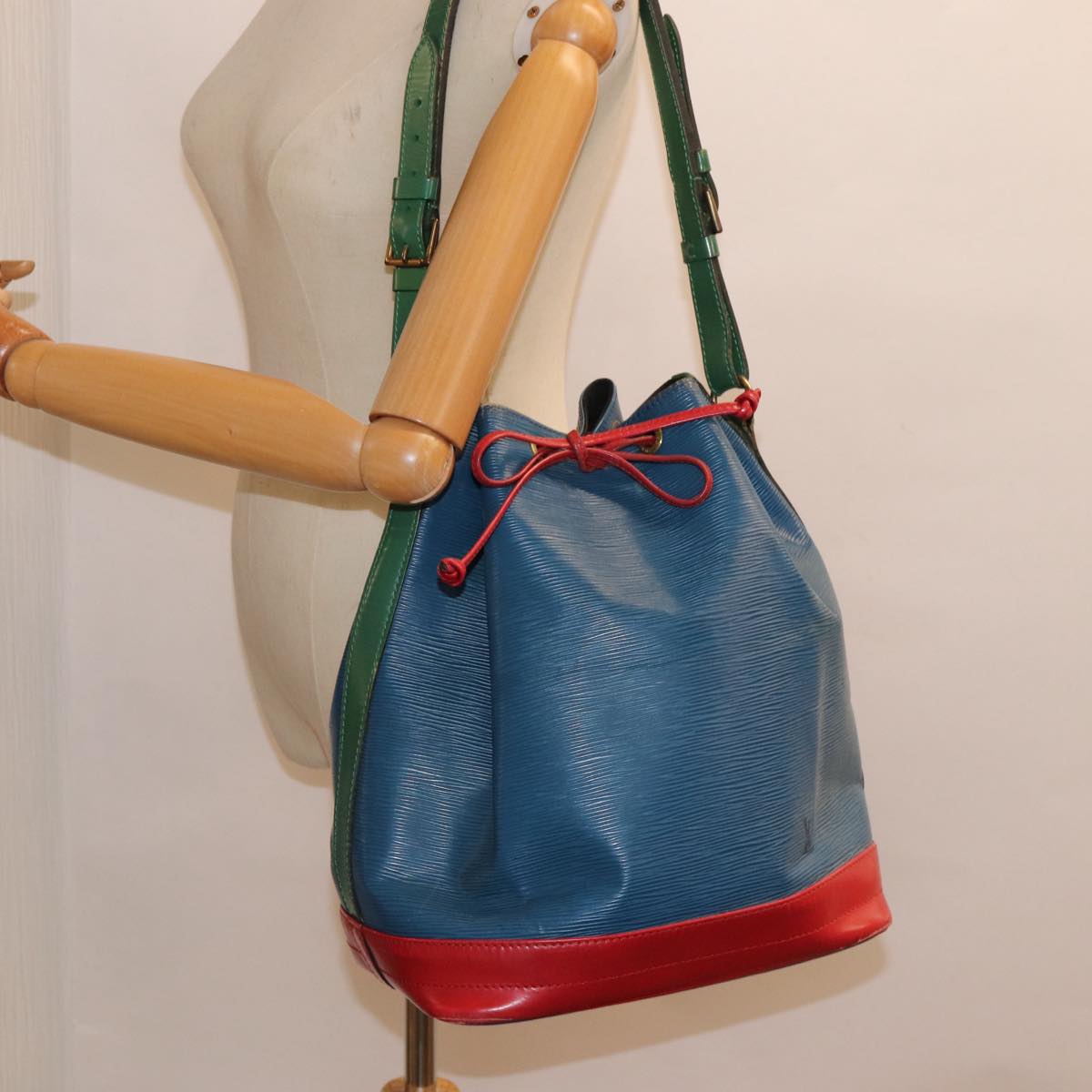 Louis Vuitton Noe Blue Leather Shoulder Bag