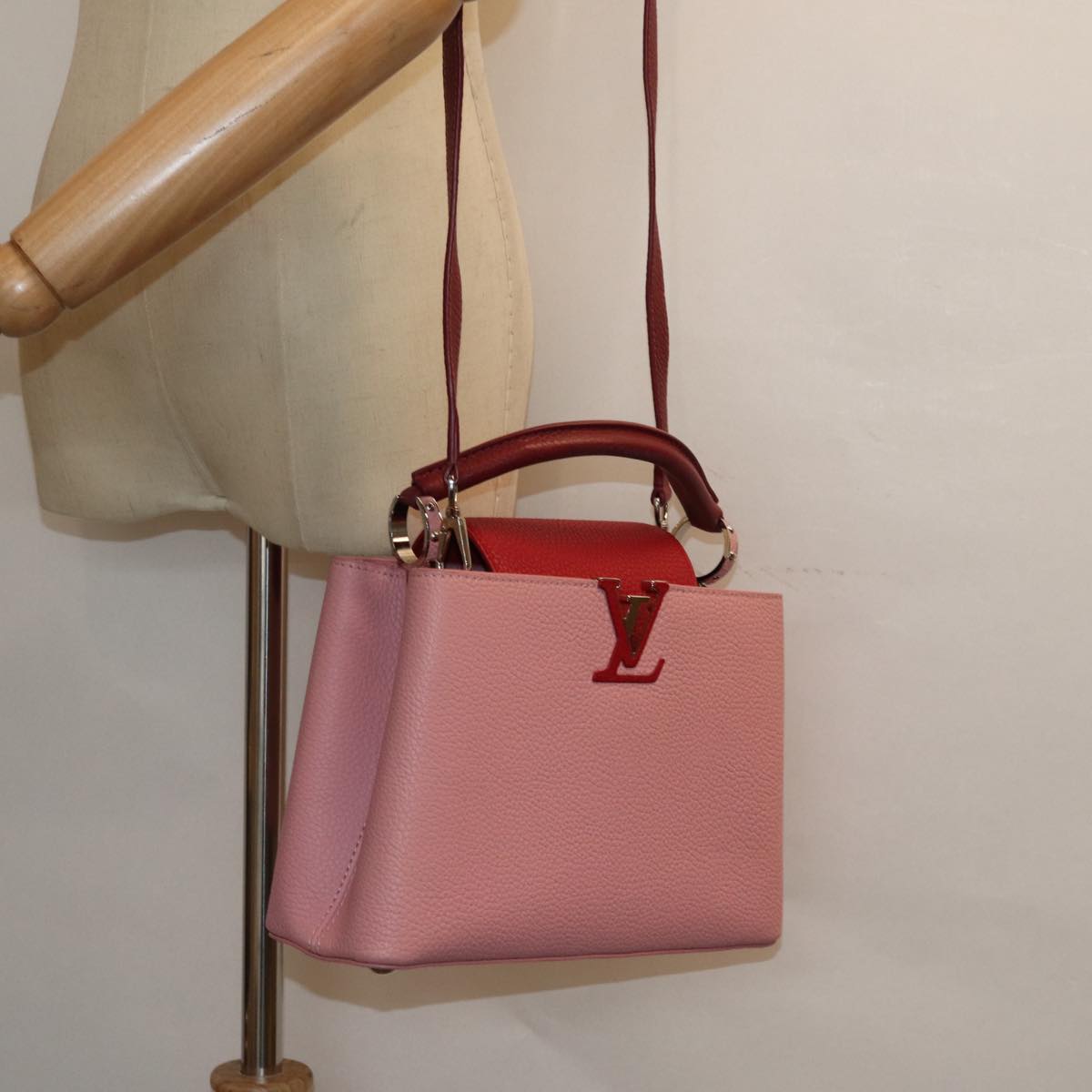 Louis Vuitton Capucines Pink Leather Handbag