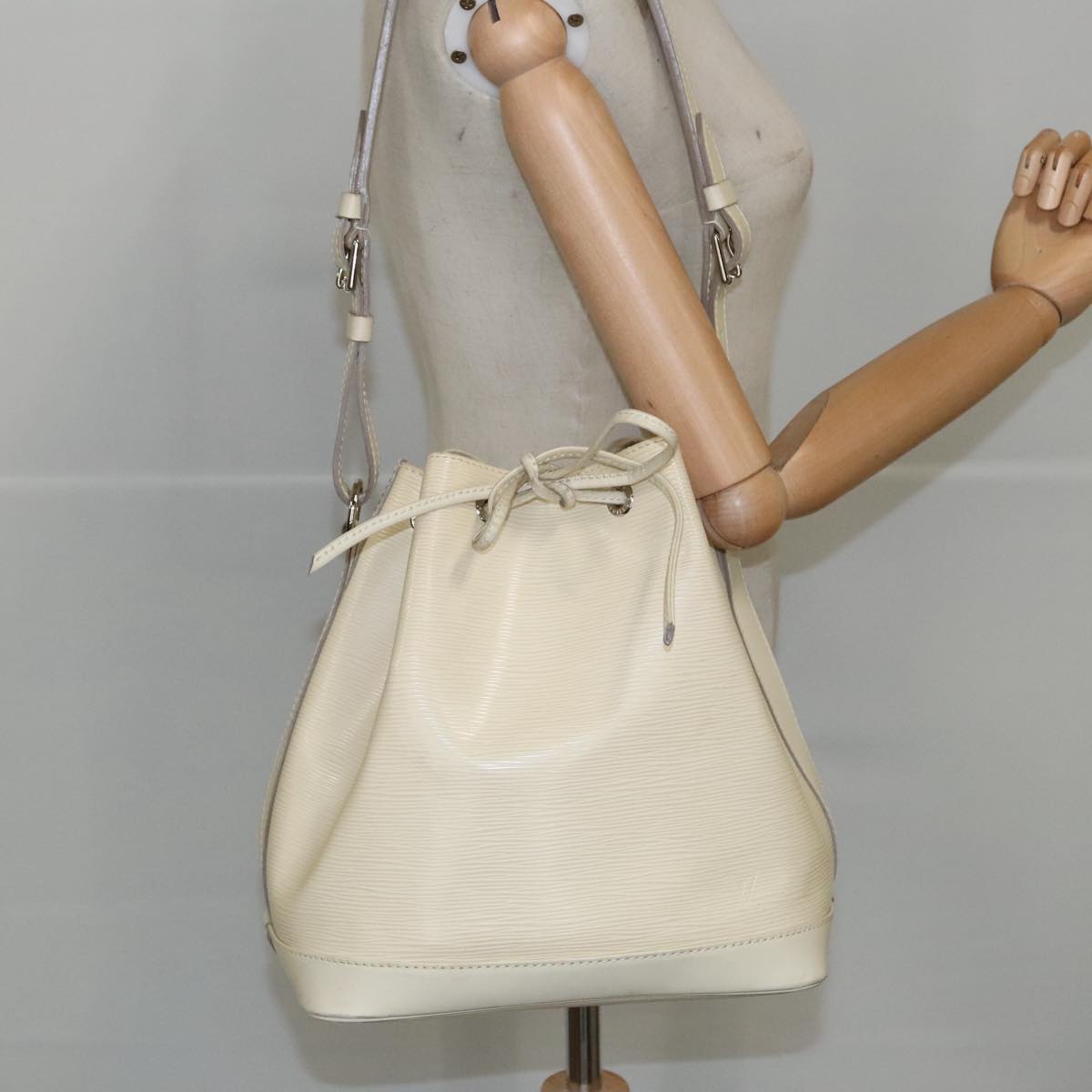 Louis Vuitton Petit Noé White Leather Shoulder Bag