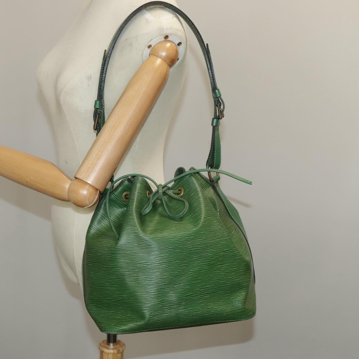 Louis Vuitton Noé Green Leather Shoulder Bag