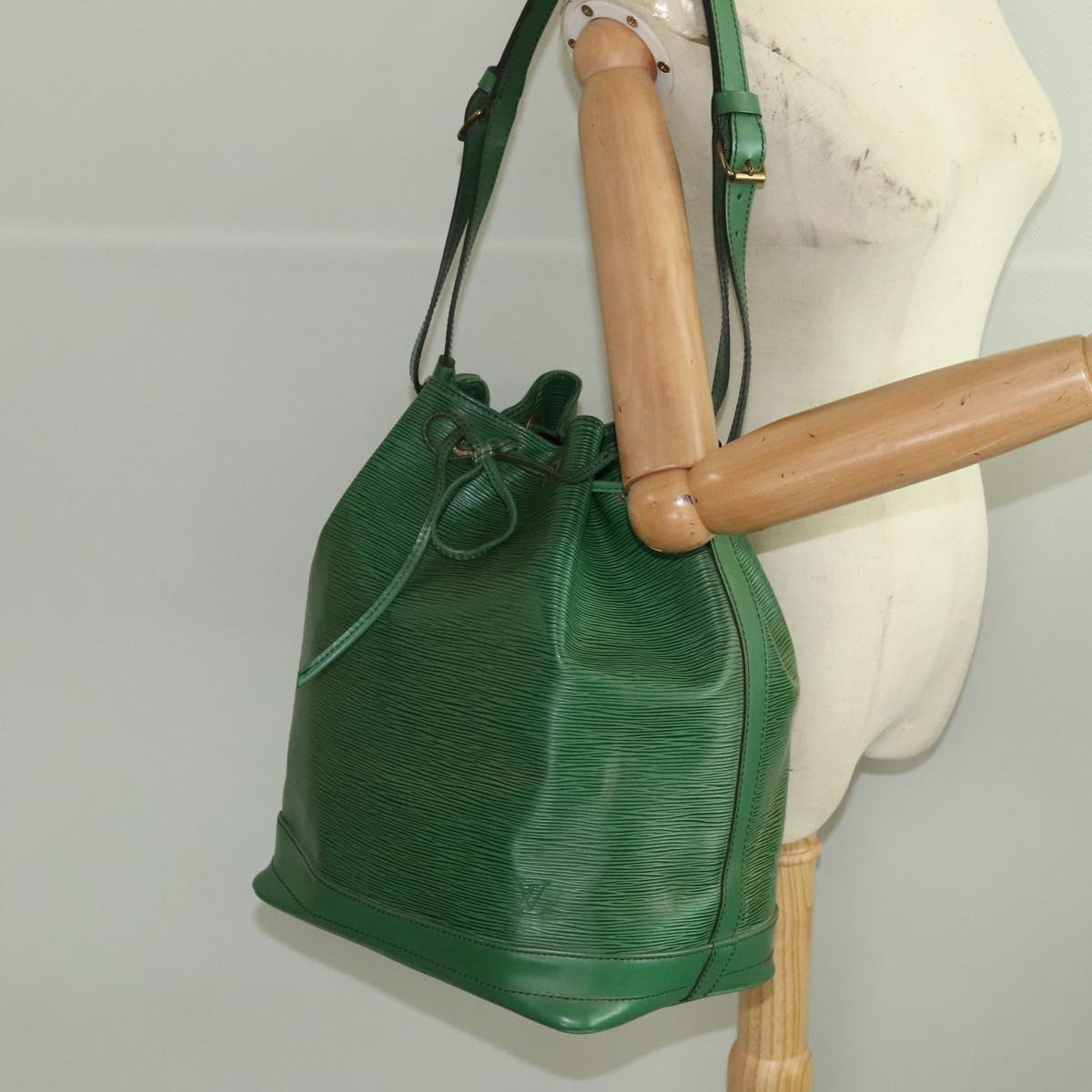 Louis Vuitton Noé Green Leather Shoulder Bag