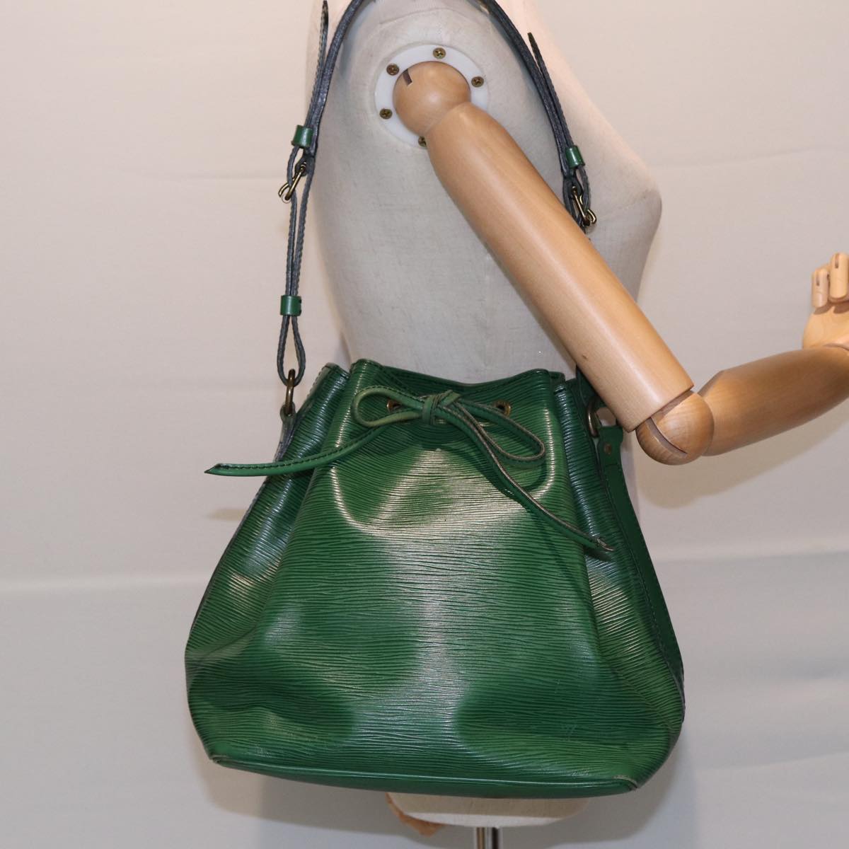 Louis Vuitton Noé Green Leather Shoulder Bag