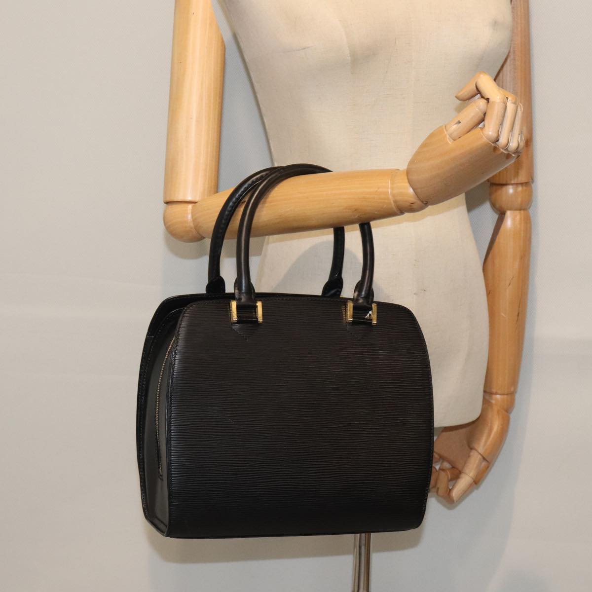 Louis Vuitton Pont Neuf Black Leather Handbag