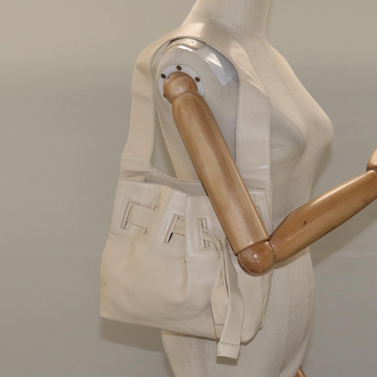 Gucci Drawstring Beige Leather Shoulder Bag