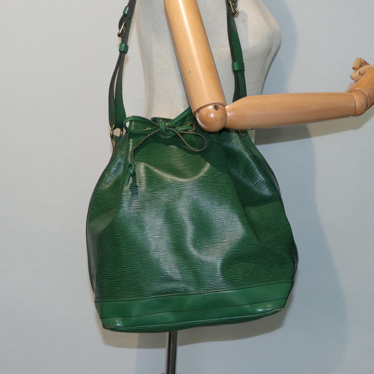 Louis Vuitton Noe Green Leather Shoulder Bag