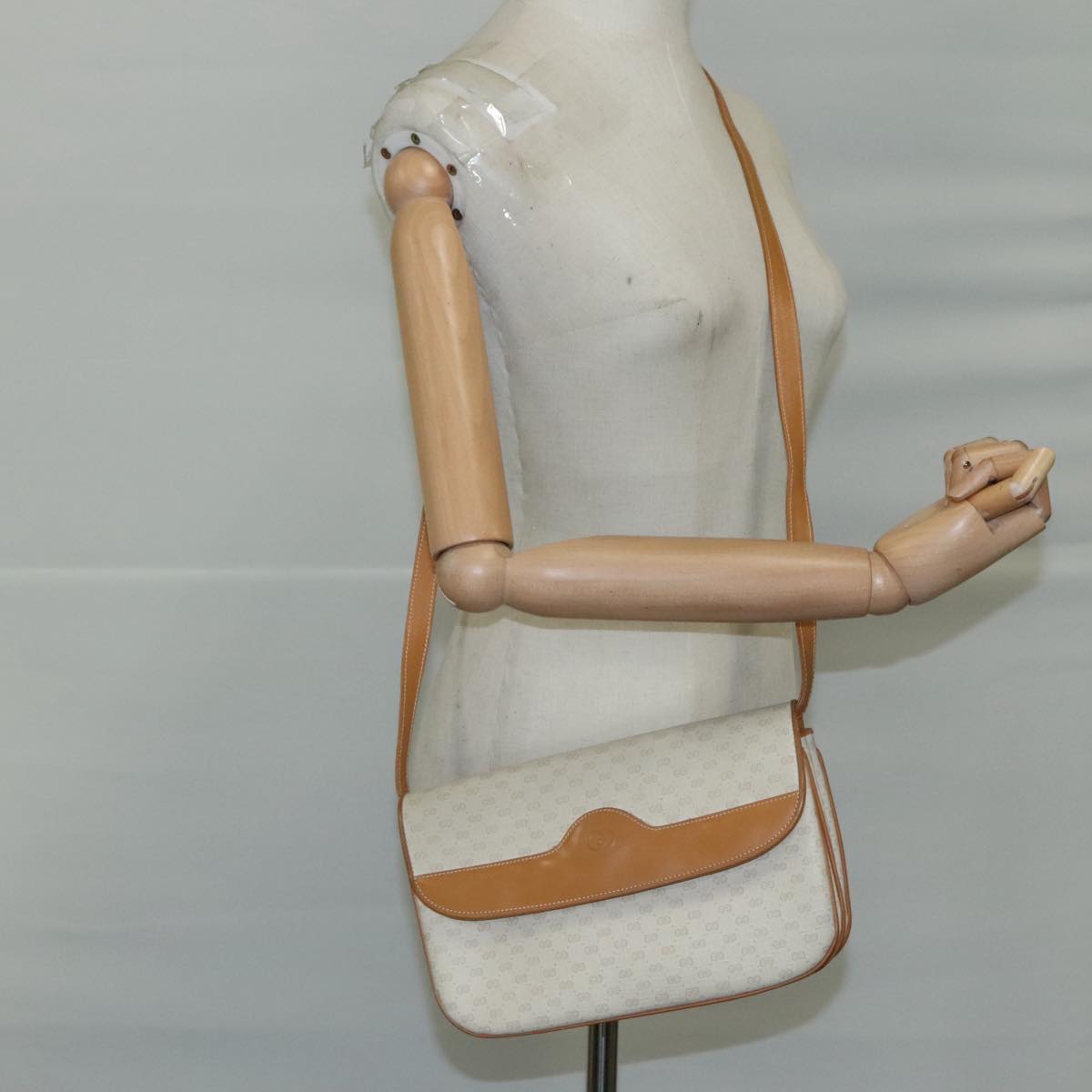 Gucci Gg Canvas White Canvas Shoulder Bag