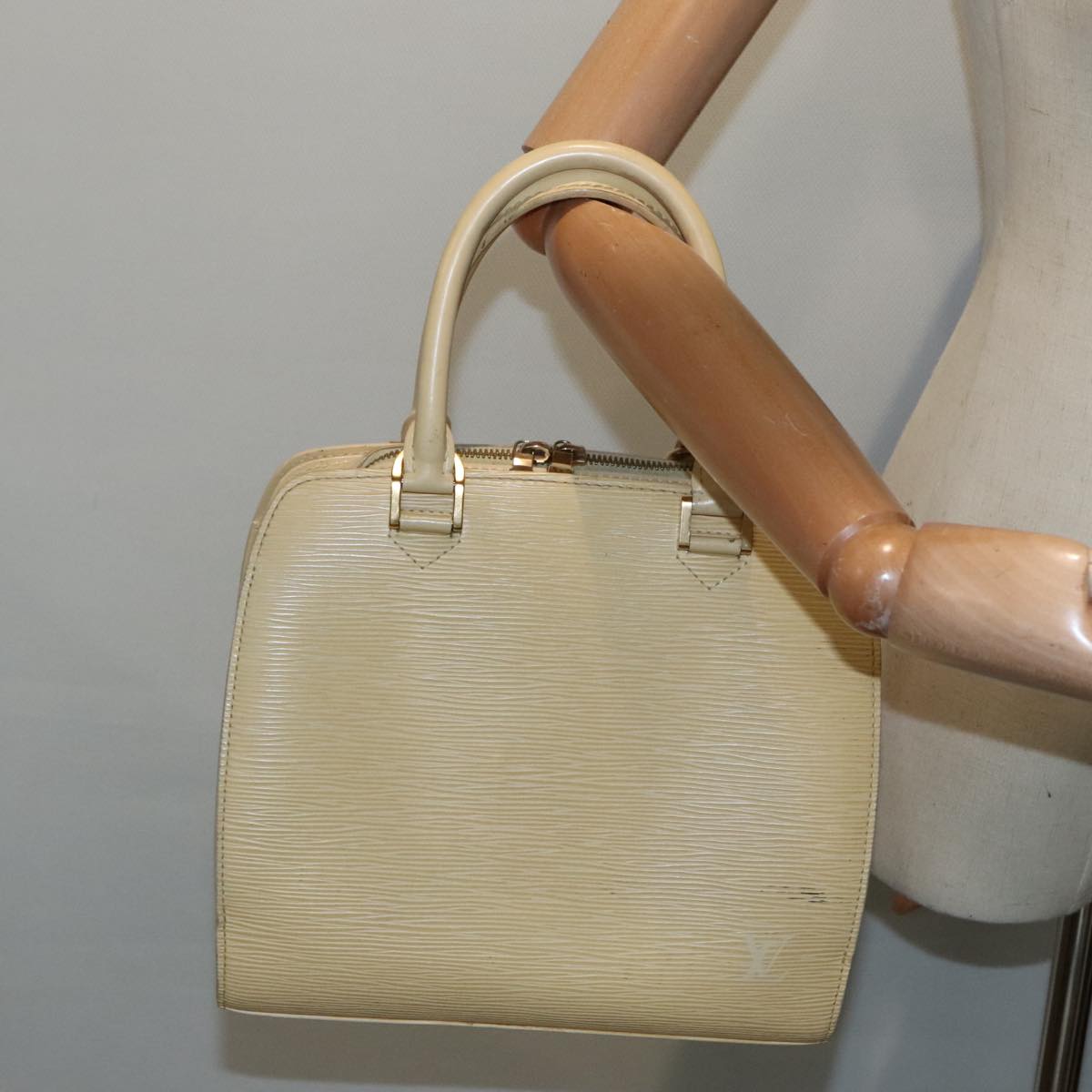 Louis Vuitton Pont Neuf Ecru Leather Handbag