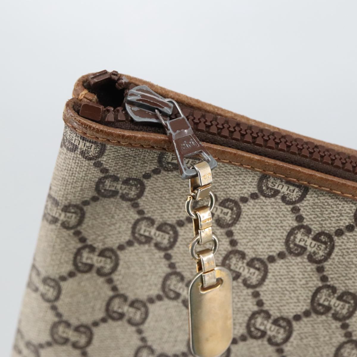 Gucci -- Beige Canvas Clutch Bag