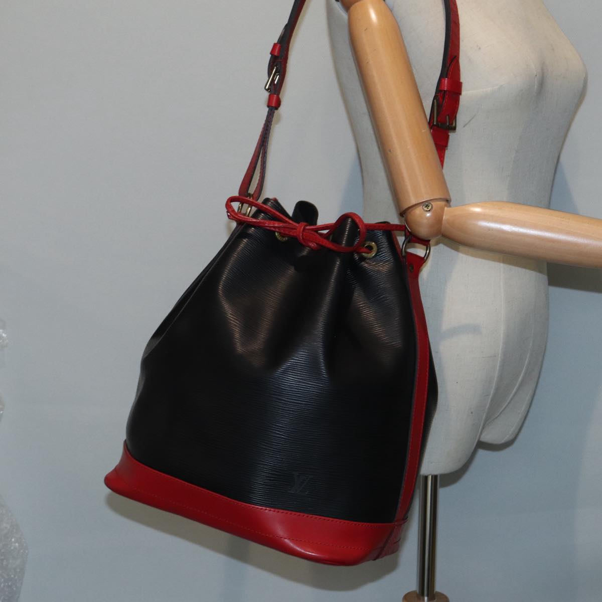 Louis Vuitton Noe Black Leather Shoulder Bag