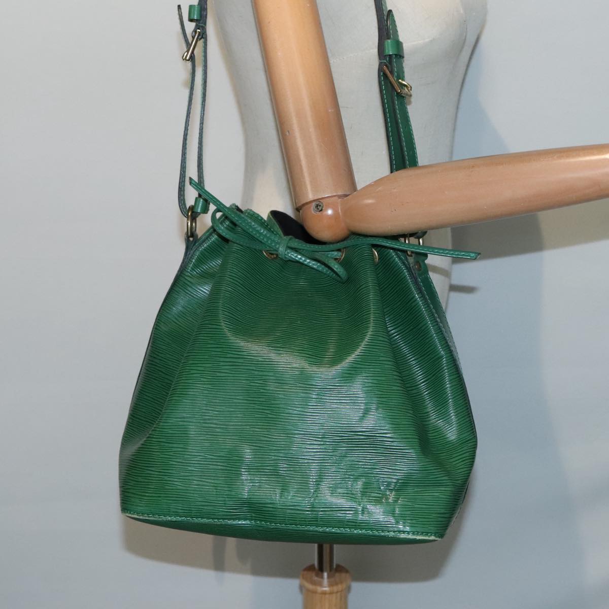 Louis Vuitton Noe Green Leather Shoulder Bag