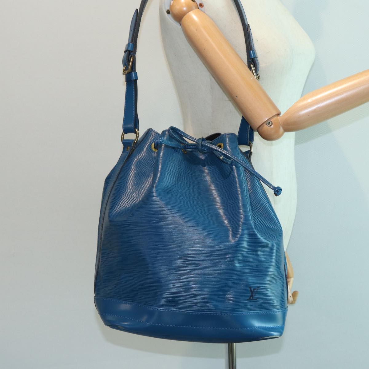 Louis Vuitton Noe Blue Leather Shoulder Bag