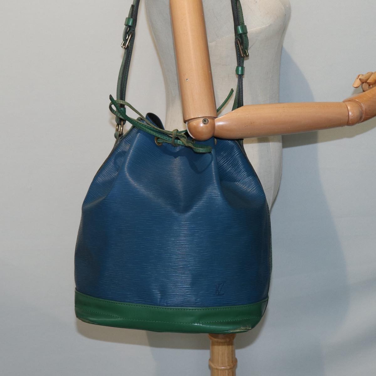 Louis Vuitton Noe Blue Leather Shoulder Bag